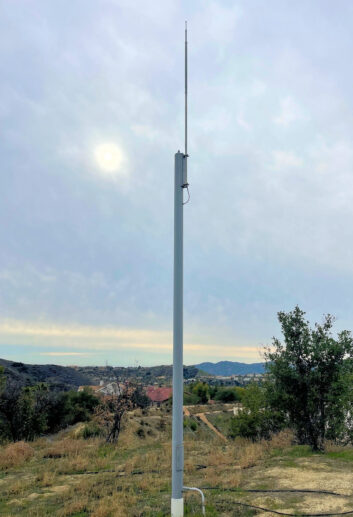 Calabasas' 1630 AM transmitting antenna.