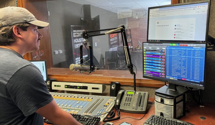 97.5 KFNC(FM)'s broadcast studio.